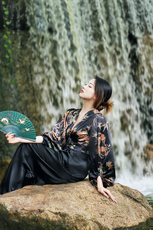 舌头在幽谷里滑来滑去怎么